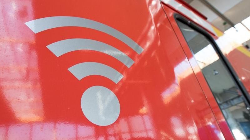Immer mehr Regionalzüge bieten WLAN: Harzvorland dabei Ein WLAN-Logo auf einem Regionalzug