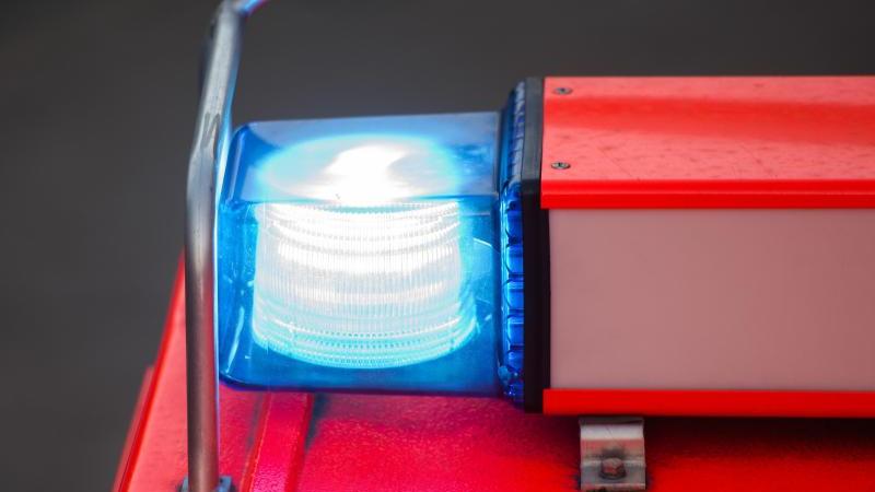 Unbekannte zünden Autos in Zehlendorf an Blaulicht auf einem Feuerwehrauto