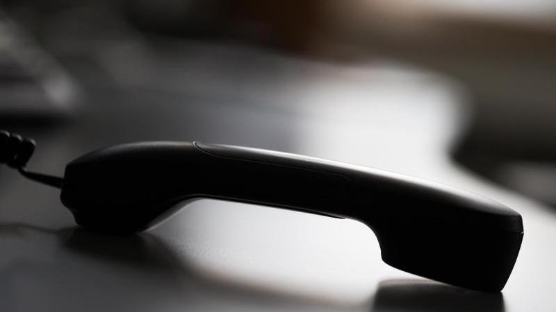 Rentnerin fällt auf Trickbetrüger herein Ein abgelegter Telefonhörer liegt auf einem Tisch