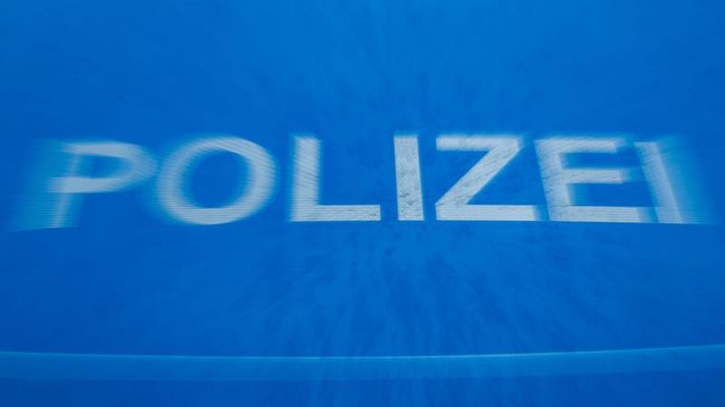 Razzia in Cuxhavener Clan- und Rockerszene Schriftzug "Polizei"