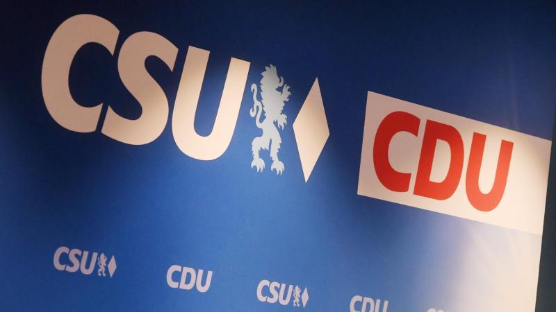 Getrennte Sitzungen: CDU- und CSU-Abgeordnete treffen sich Die Logos der Parteien CDU und CSU