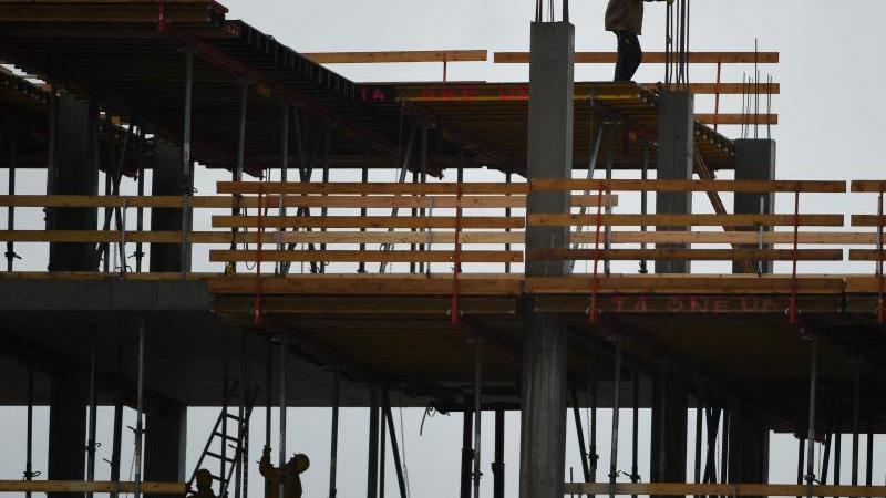 Thüringer brauchen länger zum Bau genehmigter Wohnungen Bauarbeiter sind auf einer Baustelle beschäftigt