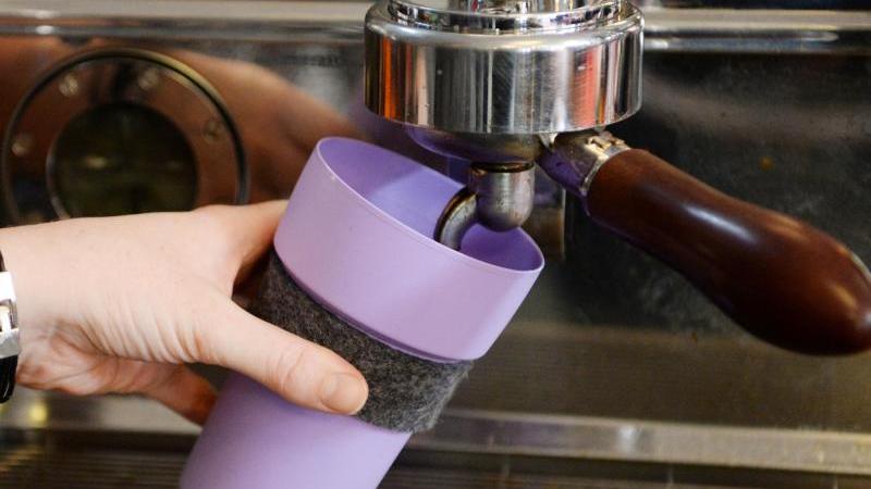 Runder Tisch diskutiert über Mehrwegbechersystem Ein Mehrwegbecher wird mit Kaffee gefüllt