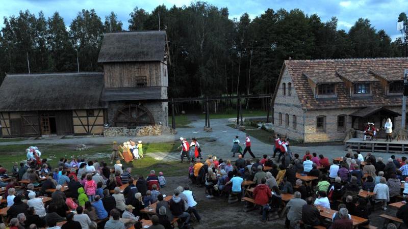 Die Legende vom sorbischen Faust beginnt neu Zuschauer vor der Naturkulisse der Schwarzen Mühle