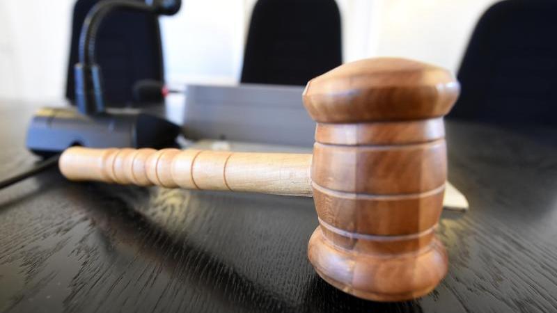 16-Jährige nach tödlichem Messerstich auf Parkdeck angeklagt Richterhammer