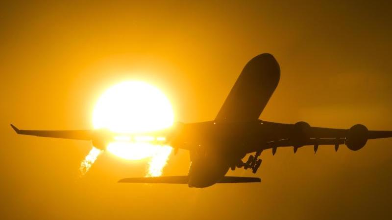 Überbuchte Flugzeuge: Minister erörtern Schutz für Reisende Flieger