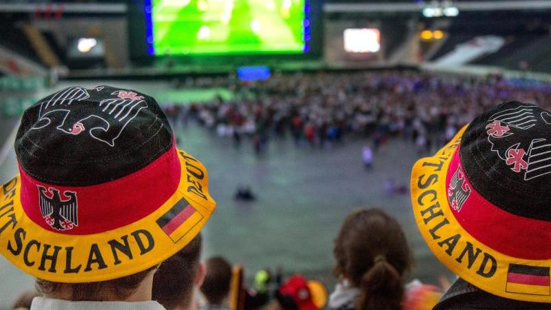Public Viewing: Schulze und Ex-Profi Jansen stellen App vor Public Viewing