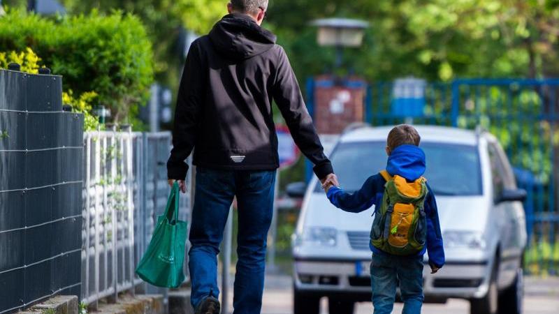 Väter machen ihre Sache gut Vater und Sohn