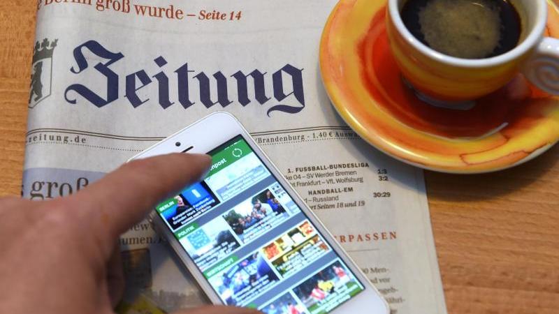Lösung für Streit zwischen Verlegern und Sendern Tageszeitung und Smartphone