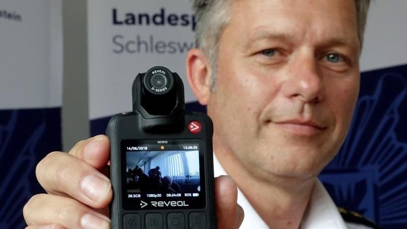Schleswig-Holstein Polizei testet Bodycams auf Kieler Woche Polizist mit "Bodycam"