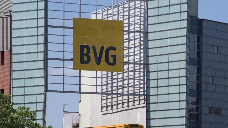 Tarifeinigung bei der BVG U-Bahn unter BVG-Logo