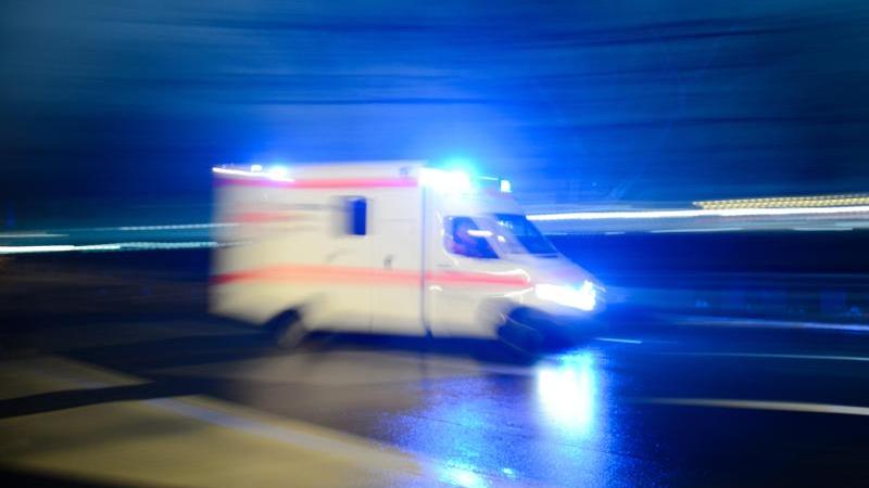 Radfahrer prallt gegen Kind und flüchtet: Junge verletzt Ein Krankenwagen mit Blaulicht