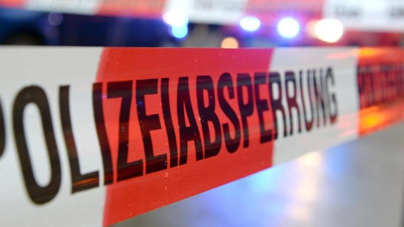 Sohn findet vermisste 83-Jährige tot im Graben liegend Polizeiabsperrung