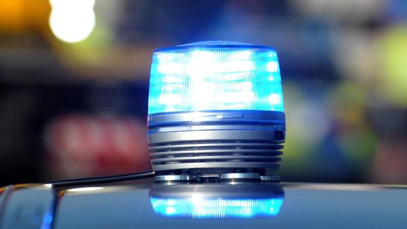 Frau will ihren Sohn von Klinikdach stoßen Blaulicht