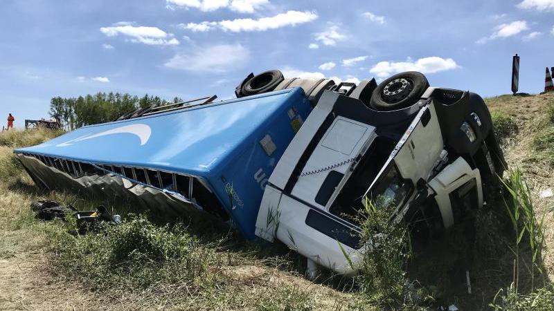 Lkw kommt von Fahrbahn ab: A24 Richtung Hamburg gesperrt Lkw-Unfall auf A24