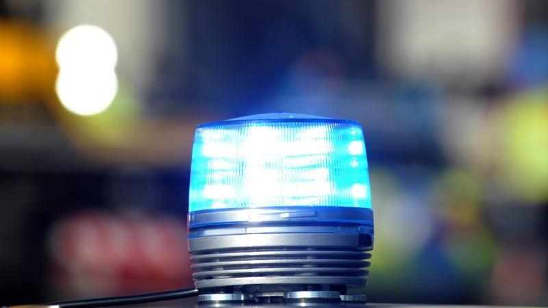 Rendsburg: Verdächtiger will in Notwehr gehandelt haben Einzelnes Polizei-Blaulicht