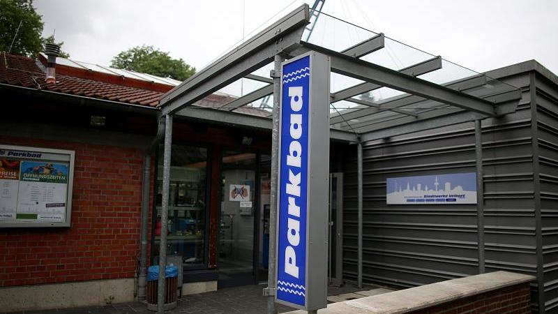 Opfer kam Tatverdächtigen selbst auf die Spur Eingang des Parkbades in Velbert