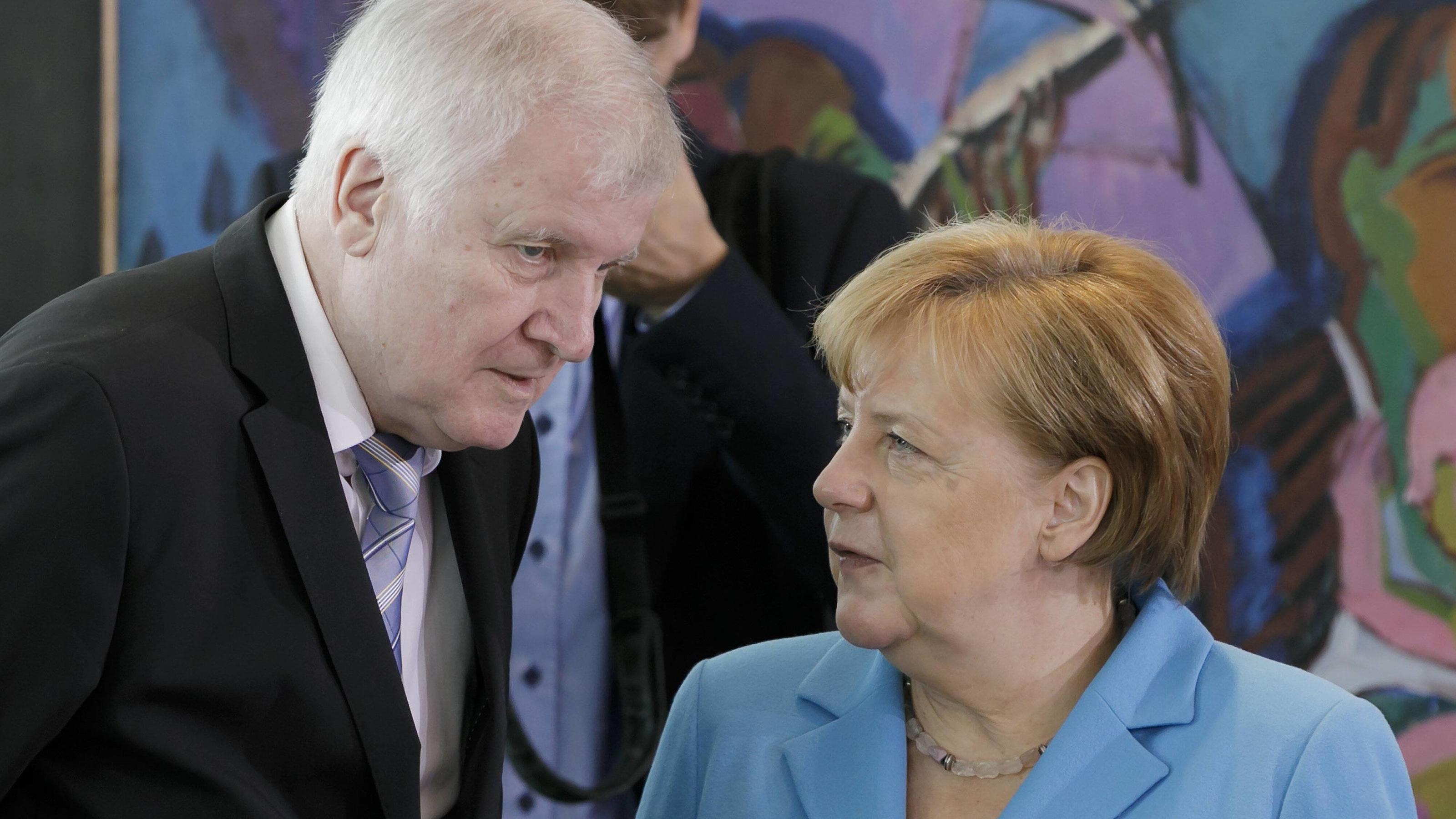 Atempause im Asylstreit: Horst Seehofer setzt Angela Merkel Zwei-Wochen Frist - Kanzlerin akzeptiert Bundeskanzlerin Angela Merkel, CDU, und Bundesinnenminister Horst Seehofer, CSU, vor Beginn einer Kabinettsitzung. Berlin, 13.06.2018, Berlin Deutschland