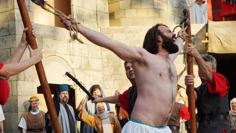 Passionsspiele Sömmersdorf mit Szene zu Fremdenfeindlichkeit Jesus-Darsteller Stefan Huppmann bei Proben für Passionsspiele