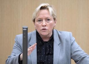 Baden-Württembergs Kultusministerin Susanne Eisenmann (CDU) will Leiter von... weiterlesen
