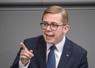 Der CDU-Innenpolitiker Philipp Amthor hat sich im Asylstreit innerhalb der ... weiterlesen