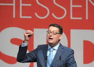 Hessens SPD-Chef Thorsten Schäfer-Gümbel kritisiert den Asyl-Streit in der ... weiterlesen