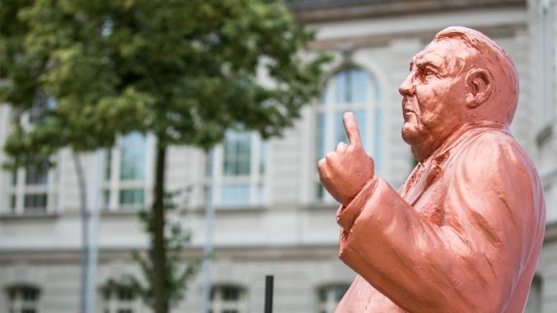 Ludwig-Erhard-Zentrum öffnet für Publikum Ludwig Erhard Statue