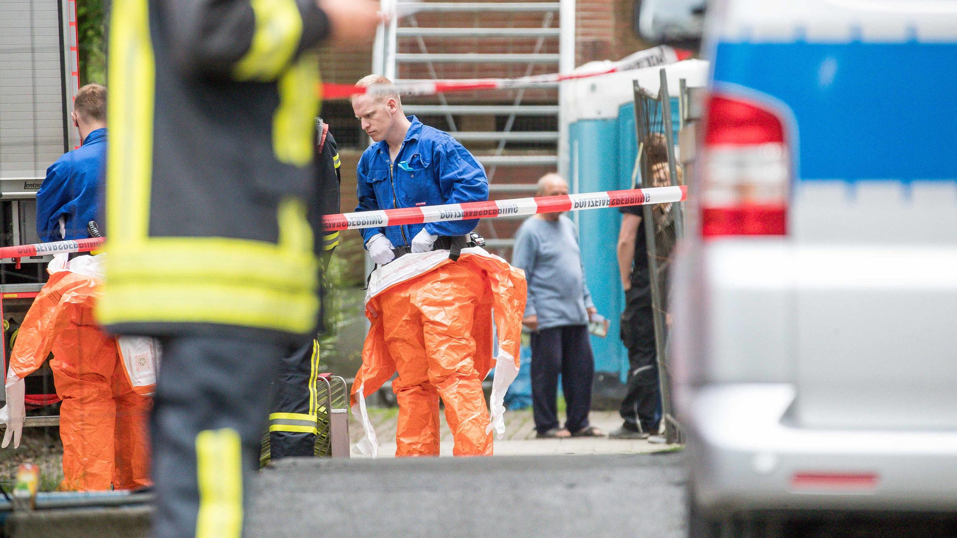 BKA-Chef: Giftmischer aus Köln-Chorweiler plante Anschlag mit Biobombe Koeln Polizei, BKA, ATF, Einsatz, Terror, Verdacht Erneuter Polizei und BKA Einsatz in Chorweiler auf Verdacht von mehreren Wohnungen des verdaechtigen Tunesiers *** Koeln police BKA ATF use terror suspected renewed police and BKA use in Chorweiler o