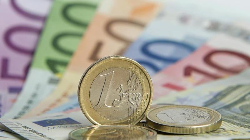 Sachsen-Anhalter konsumieren mehr: Sparen ist wenig angesagt Euro-Banknoten und Münzen