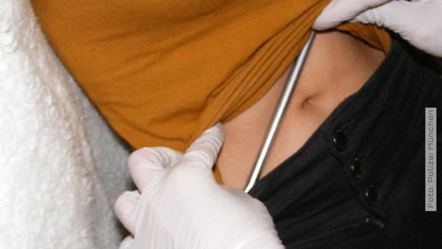 Landshut: Diebesfamilie muss sich vor Gericht verantworten Ein eingenähtes Werkzeug, aus einem Kleidungsstück einer der minderjährigen Einbrecherinnen, die in München geschnappt wurden.