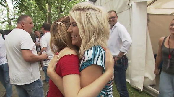 DSDS 2018: Superstar Marie Wegener zwischen Musikkarriere und Schule Bei dem ganzen Schulstress tut eine Umarmung von Idol Beatrice Egli natürlich besonders gut.