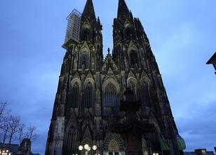 Der Kölner Dom ist wegen eines verdächtigen Mannes evakuiert worden. Der Ma... weiterlesen