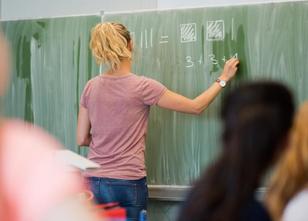 Angestellte Lehrer bekommen nach Angaben von Interessensvertretern mehrere ... weiterlesen