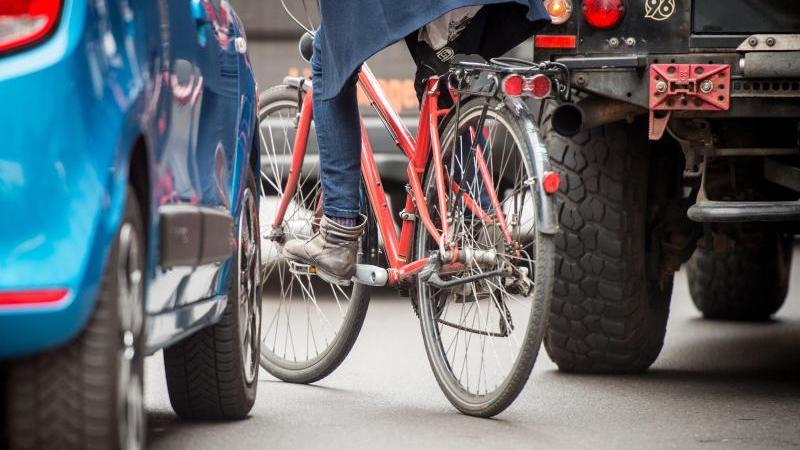 VW-Milliarde: Fahrrad-Club fordert Investitionen in Radwege Auto- und Fahrradverkehr