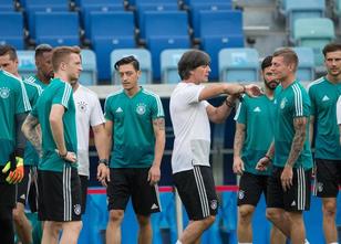 Das drohende Ausscheiden schon in der Vorrunde haben Joachim Löw und seine ... weiterlesen