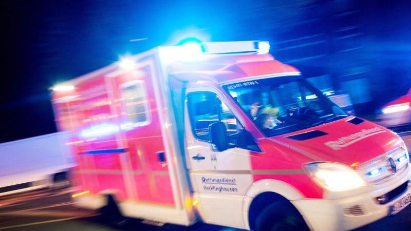Betrunkener Radfahrer bei Sturz schwer verletzt Rettungsdienst