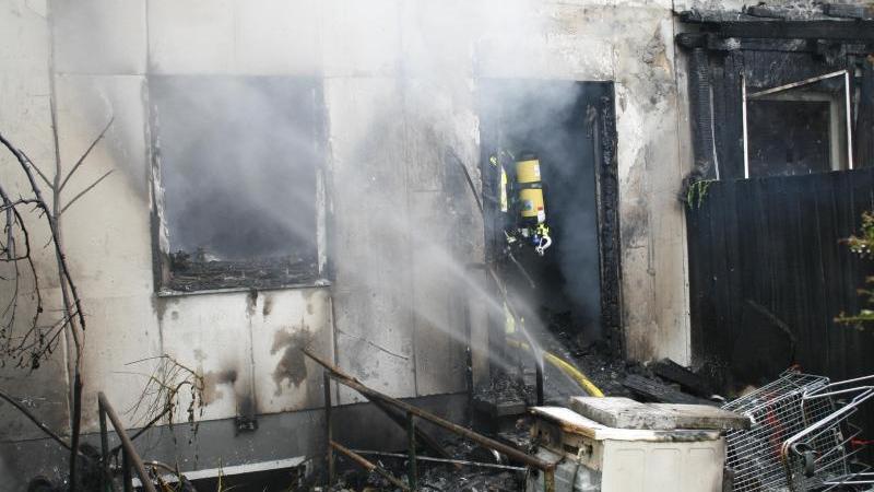 Ein Verletzter und hoher Schaden bei Wohnhausbrand in Speyer Einsatzkräfte löschen den Brand in einem Wohnhaus