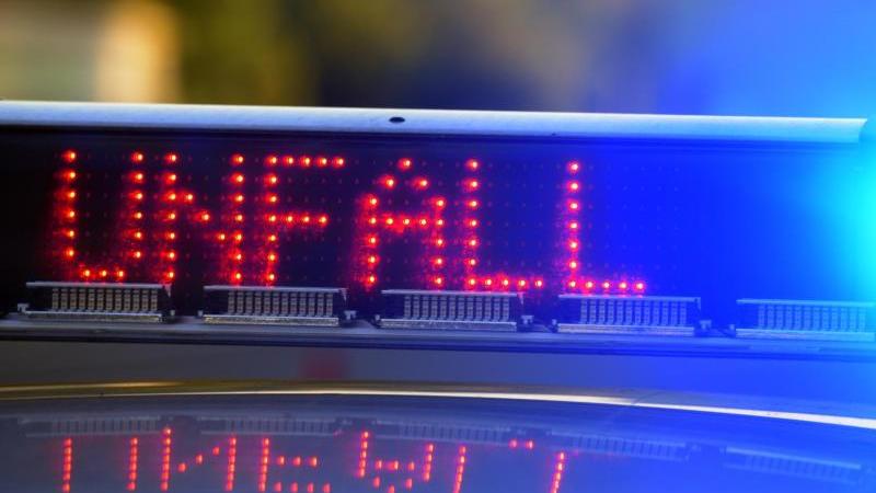 Junge von Auto angefahren Leuchtschrift auf einem Polizeiauto