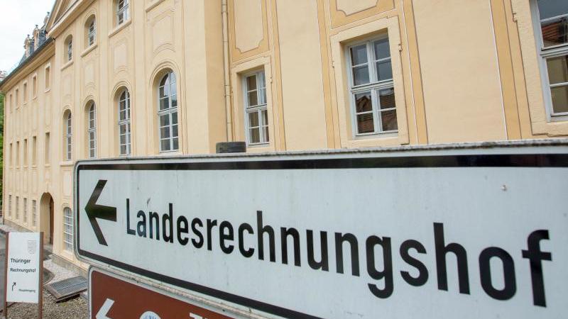 Landtagsfraktionen müssen Geld zurückzahlen Ein Schild weist auf den Sitz des Landesrechnungshofes hin