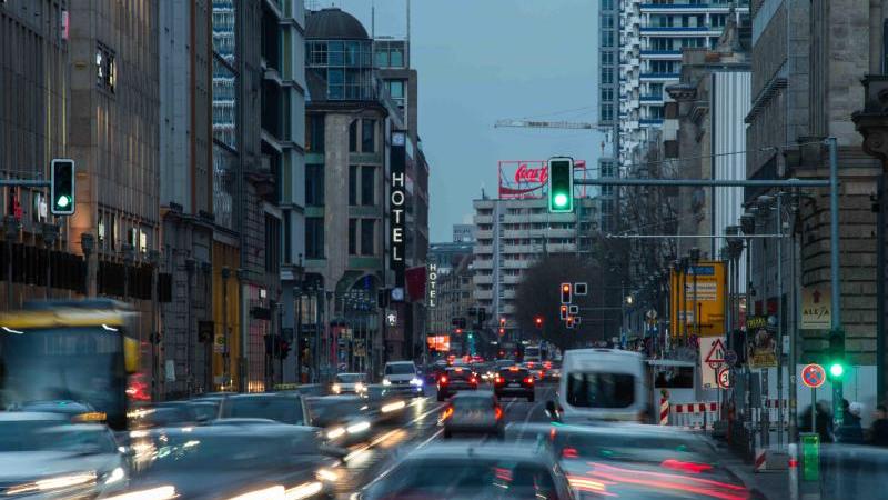Mobilitätstreffen: Senatorin Pop stellt Förderprogramm vor Autos fahren im dichten Feierabendverkehr