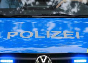 Ein 22-Jähriger hat zwei Passanten in Halle mit einer Waffe bedroht, weil s... weiterlesen