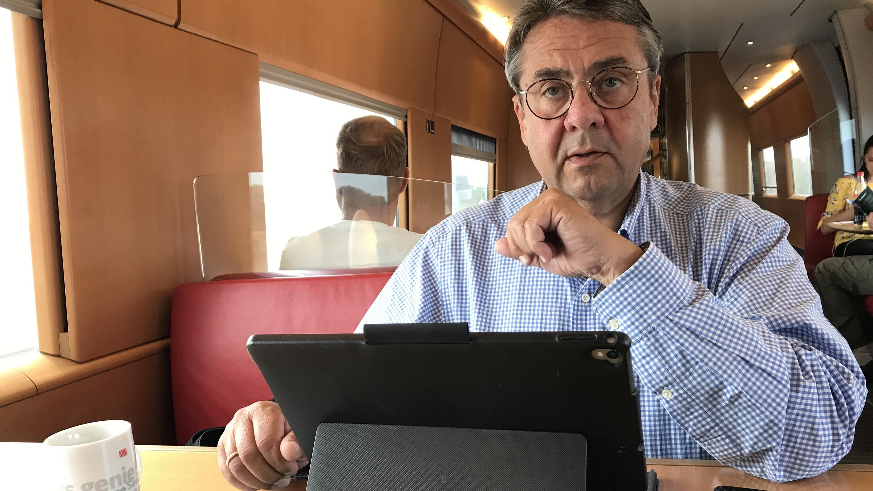 Geduldsprobe für Sigmar Gabriel: Ex-Außenminister könnte wieder arbeiten, darf aber nicht Geduldsprobe für Sigmar Gabriel: Ex-Außenminister könnte wieder arbeiten, darf aber nicht
