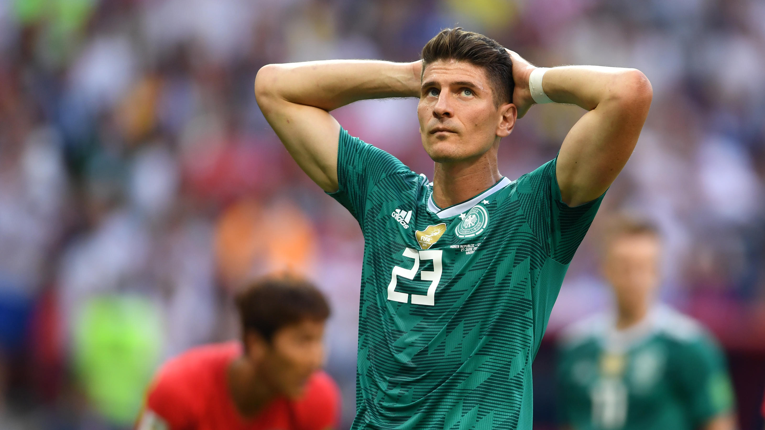 WM 2018: Aus in der Vorrunde - Deutschland erlebt historisches WM-Debakel KAZAN, RUSSIA - JUNE 27: Mario Gomez of Germany looks dejected following the 2018 FIFA World Cup Russia group F match between Korea Republic and Germany at Kazan Arena on June 27, 2018 in Kazan, Russia. (Photo by Laurence Griffiths/Getty Images)