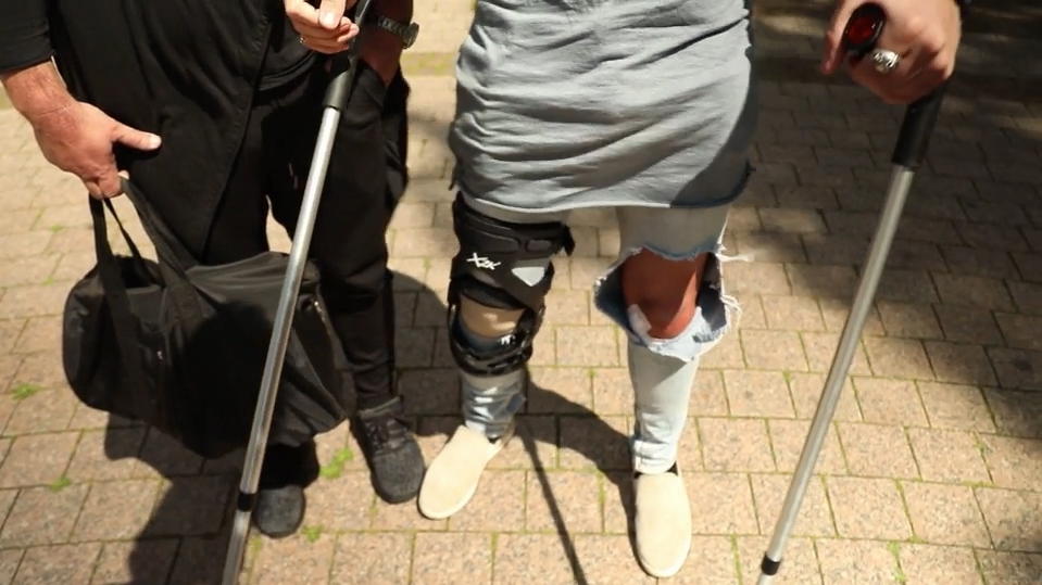 "Alles was zählt"-Star Bela Klentze muss sich nach seiner Knie-OP schonen Alles was zählt