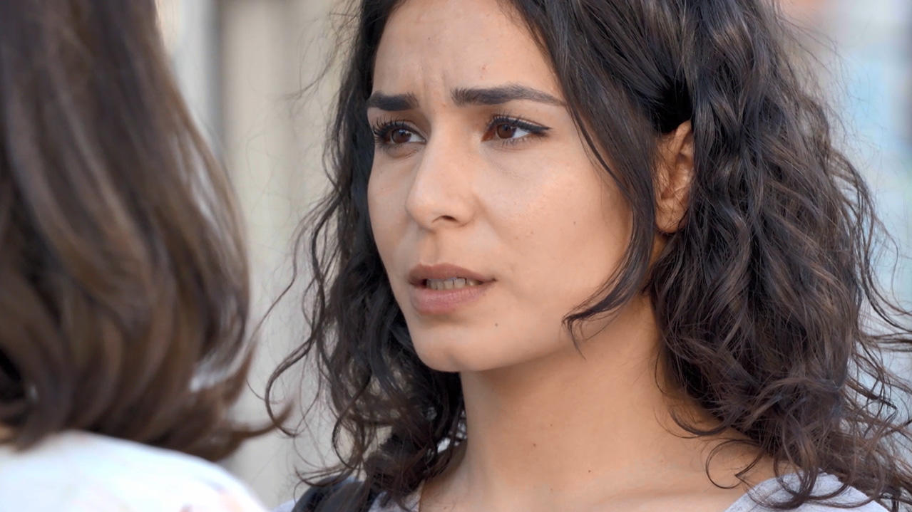 Gute Zeiten, schlechte Zeiten: Gamze Senol erklärt die komplizierte Beziehung von Shirin und Ebru GZSZ: Shirin muss ihrer Mutter etwas beichten.