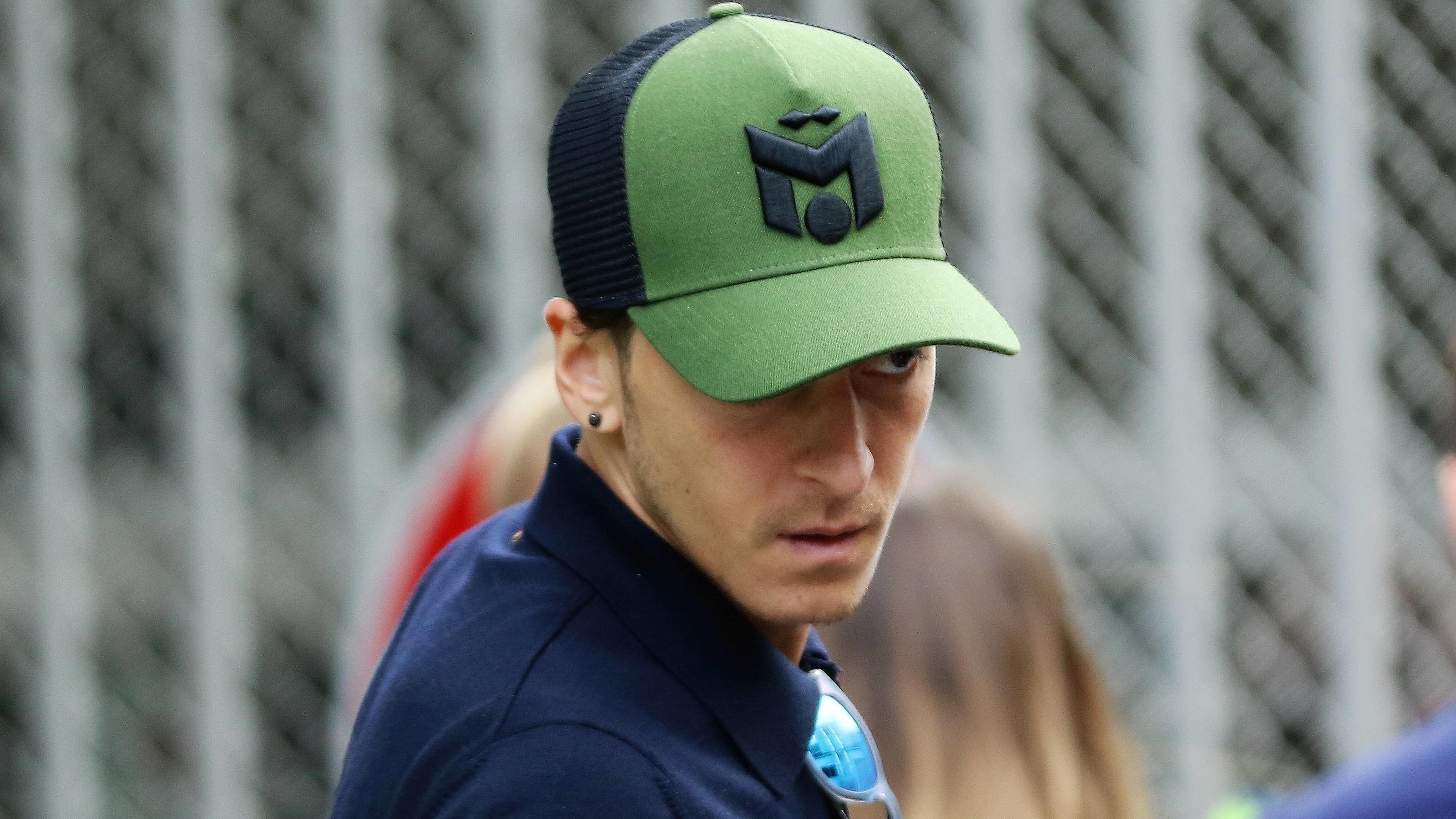 Skandal in England: Video zeigt Arsenal-Stars um Mesut Özil offenbar bei "Hippy Crack"-Orgie Sport - Bilder des Tages 28.06.2018, Frankfurt am Main, Flughafen WM 2018 in Russland Ankunft der Deutschen Nationalmannschaft nach dem Ausscheiden in der Vorrunde Nationalspieler Mesut Özil *** 28 06 2018 Frankfurt am Main Airport World Cup 2018 in