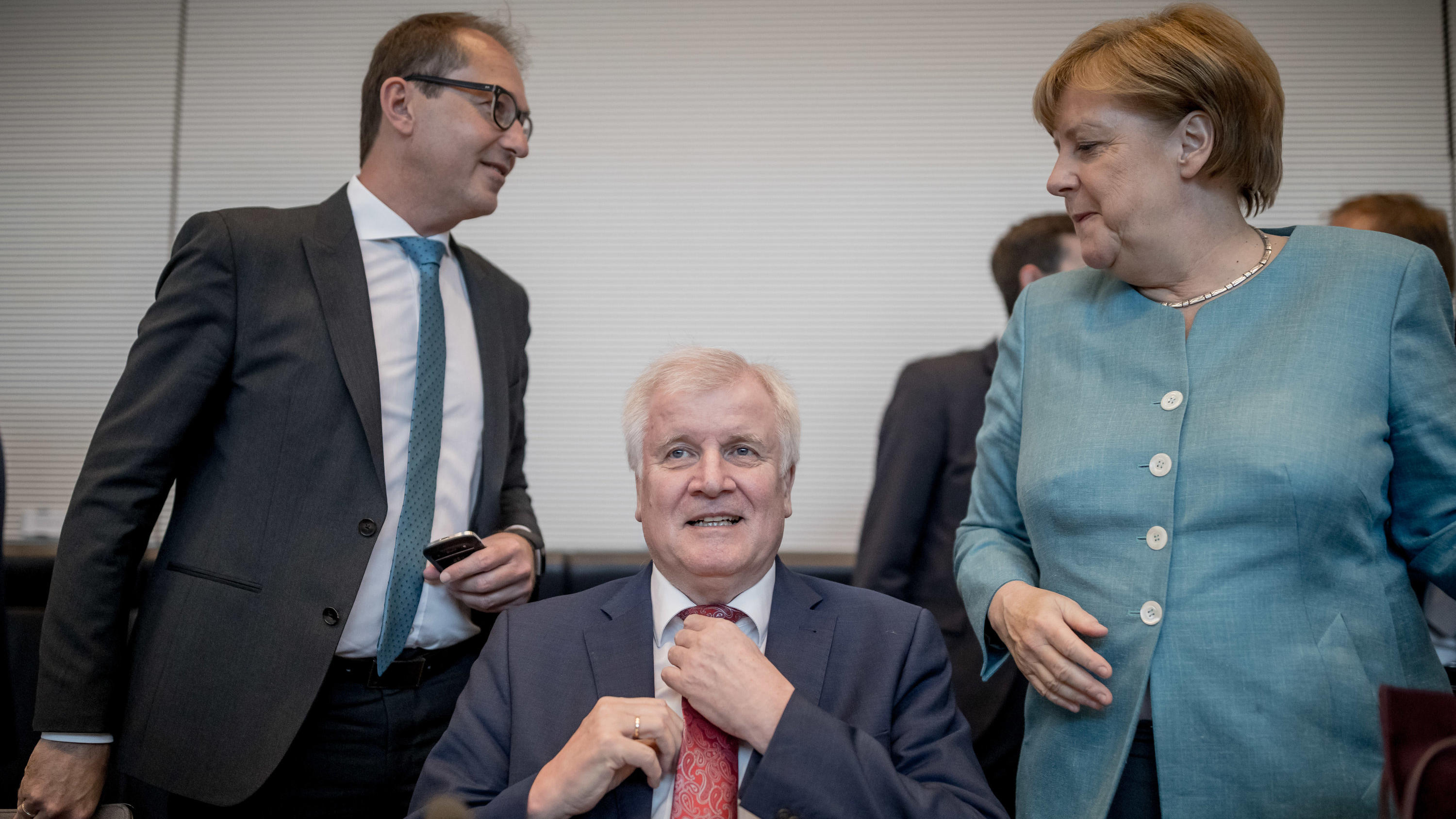 RTL-Forsa-Umfrage zum Asylstreit: Mehrheit hält zu Merkel ARCHIV - 05.06.2018, Berlin: Horst Seehofer (CSU, M), Bundesminister für Inneres, Heimat und Bau, sitzt zwischen Bundeskanzlerin Angela Merkel (CDU) und Alexander Dobrindt (CSU), Vorsitzender der CSU Landesgruppe im Bundestag, zu Beginn der Sitzung d