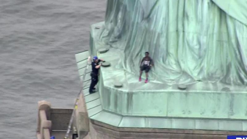New York: Donald-Trump-Kritiker klettern auf die Freiheitsstatue New York: Donald-Trump-Kritiker klettern auf Freiheitsstatue