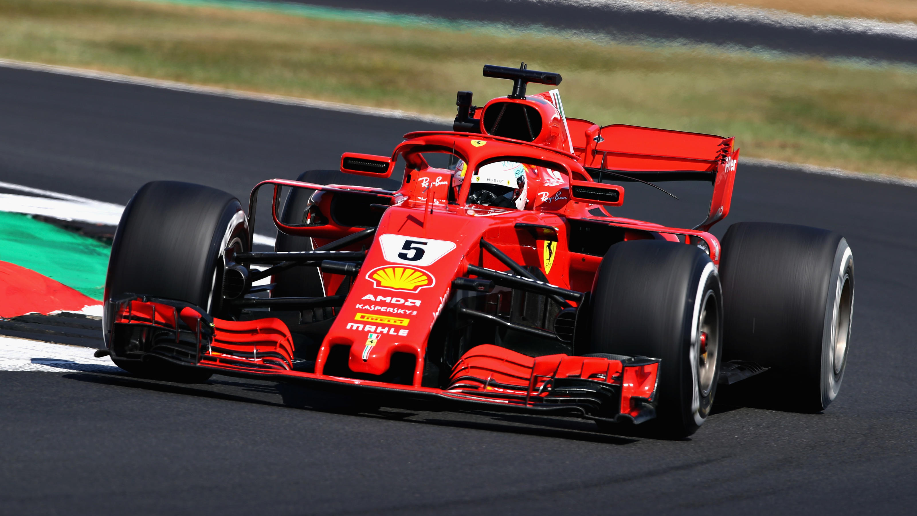 Formel 1: Zukünftig keine "Triple-Header" mehr NORTHAMPTON, ENGLAND - JULY 06: Sebastian Vettel of Germany driving the (5) Scuderia Ferrari SF71H on track during practice for the Formula One Grand Prix of Great Britain at Silverstone on July 6, 2018 in Northampton, England. (Photo by Mark Thomps