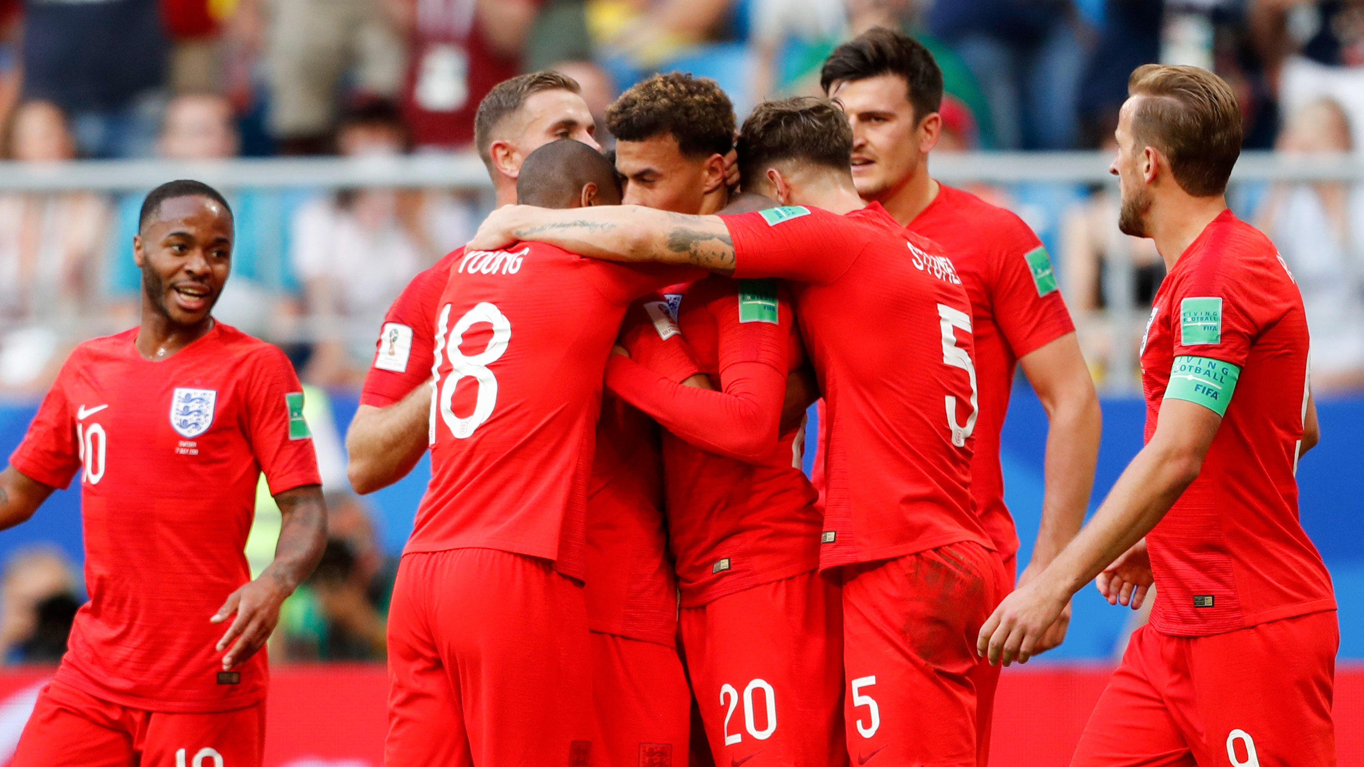 WM 2018: England im Halbfinale - Löwen vernaschen Schwedenhappen zur Teatime 07.07.2018, Russland, Samara: WM, Finalrunde, Viertelfinale, Schweden - England im Samara-Stadion. Dele Alli aus England (M) jubelt mit seinen Teamkollegen über das Tor zum 0:2. Foto: Frank Augstein/AP/dpa +++ dpa-Bildfunk +++
